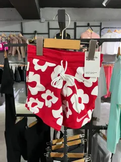 Short rojo flores nike niña