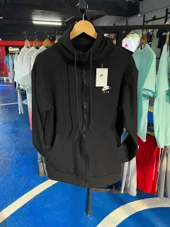 Chaqueta negra seriecita