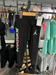 mono jordan flores niña