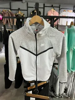 chaqueta tech gris y blanco niño