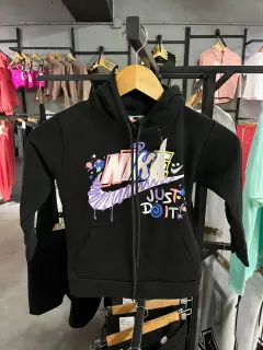 sweater letras moradas just do it negro