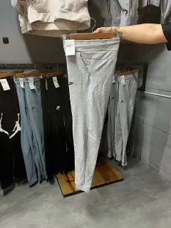 mono de piquetes gris y negro