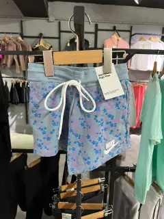 short flores niña morada