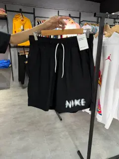 short dryfit nike letras movidas negro